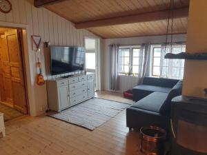 Idyllic lakeside cabin with private beach and boat