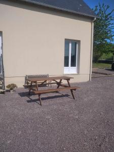 Maisons de vacances L etablissement Gold Beach propose 1 maison 80m2 avec terrain 500m2 PARKING PRIVE a 4 min du port artificiel d ARROMANCHES SERVICES Accueil personnalise lits faits serviettes menage NETFLIX wifi SUR VELOROUTE : photos des chambres