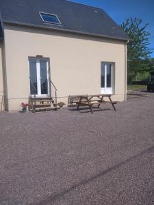 L établissement Gold Beach propose 1 maison 80m2 avec terrain 500m2 PARKING PRIVE à 4 min du port artificiel d ARROMANCHES SERVICES Accueil personnalisé lits faits serviettes ménage NETFLIX wifi SUR VELOROUTE