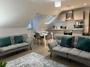 Modern, spacious with s/king bed Apartment - Kelvedon Hatch