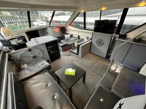 YACHT "X" - 44 FOOT MODERN YACHT ON 5 STAR OCEAN VILLAGE MARINA - minutes away from city centre and cruise terminals, Free parking ,SPA package available!