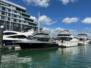 YACHT "X" - 44 FOOT MODERN YACHT ON 5 STAR OCEAN VILLAGE MARINA - minutes away from city centre and cruise terminals, Free parking ,SPA package available!