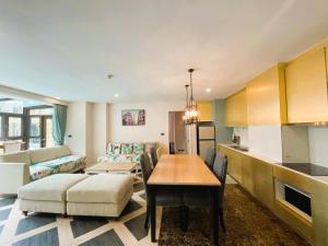 Espana (Pool Access) 2 Bedrooms