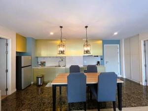 Espana (Pool Access) 2 Bedrooms