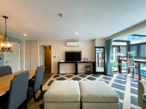 Espana (Pool Access) 2 Bedrooms