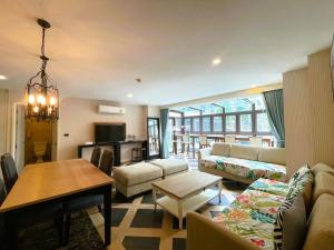 Espana (Pool Access) 2 Bedrooms