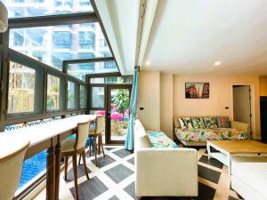 Espana (Pool Access) 2 Bedrooms