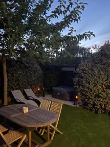 Maisons de vacances Mazet des Orchidees - Gite 4 personnes 50 m2 - Jardin, spa prive - independant - stationnement prive : photos des chambres