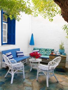 Small traditiional home near the shops and restaurants in Korissia, Kea