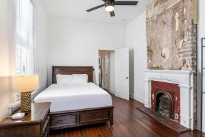 Private 2BR Condo in Uptown by Hosteeva