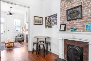 Private 2BR Condo in Uptown by Hosteeva