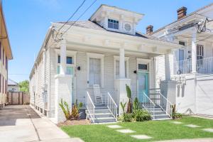 Private 2BR Condo in Uptown by Hosteeva