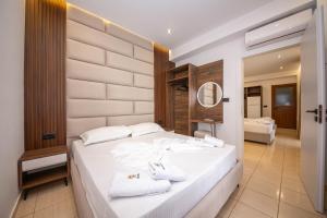 Connected Quadruple Room with Balcony room in Hotel New Crystal