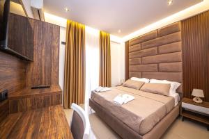 Double Room with Balcony room in Hotel New Crystal