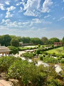 Umaid Palace - A Lakeside Heritage Palace Resort Near Jaipur Close to Bhangarh & Chand Baori Stepwell Abhaneri - Dubbī