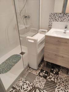 Appartements BEAULIEU T1BIS wifi parking 200m des thermes : photos des chambres