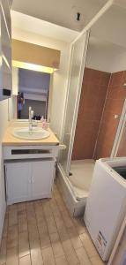 Studio cabine clim rez-de-jardin résid piscine 150 m plage