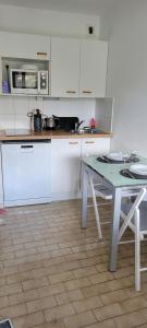 Studio cabine clim rez-de-jardin résid piscine 150 m plage