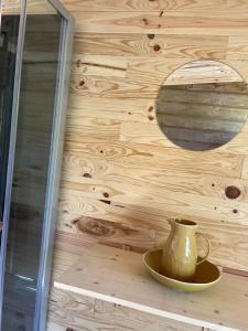 Cabane au bord dun étang