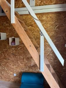 Cabane au bord dun étang