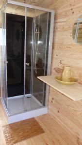 Cabane au bord dun étang