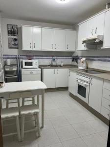 La Bodega del Mar - Luminoso y céntrico apto con piscina en verano y parking