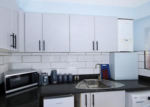 Rayan Heights Cosy 1 bedroom flat sleeps 2 perfect for contractors tourists families - Free parking