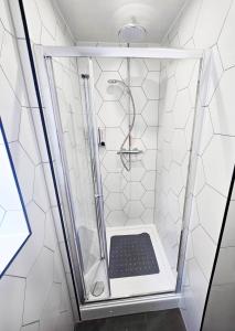 Rayan Heights Cosy 1 bedroom flat sleeps 2 perfect for contractors tourists families - Free parking