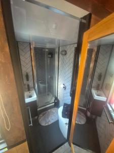 Brewers Bolt Cozy Unique Shepherds Hut - Hot Tub!