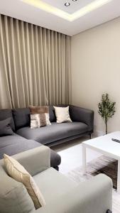 شقه 3 غرف وصالك باثاث انيق ودخول ذاتي