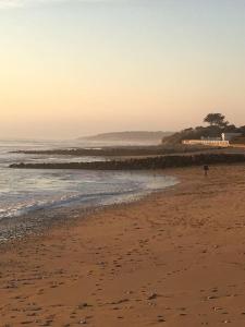 Maison de pêcheur au pied de la plage