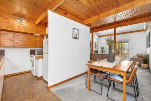1 Cottesloe - steps from beach - sleeps 3 WIFI