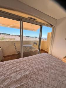 Studio vue mer avec piscine et terrain de tennis