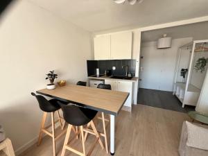 Studio vue mer avec piscine et terrain de tennis