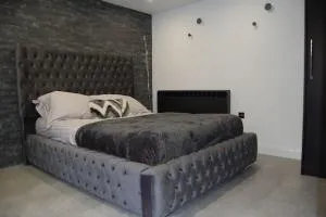 Self contained studio apartment in Burley, Leeds - Kirkstall