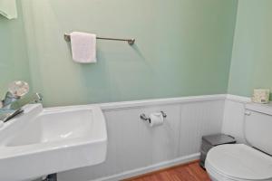 Beautifully Updated! 2BR Pet Friendly Apartment, Walk To The Beach!