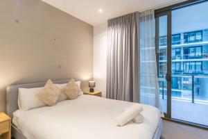 Walk to Mascot Station Supermarket Restaurants Cafe