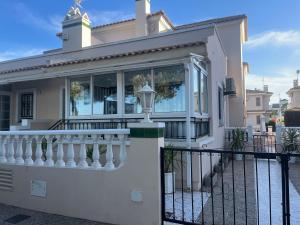 Stunning 3 bedroom Large House in Great Location