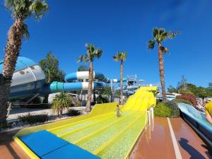 Tentes de luxe Superbe mobile home neuf - Mazet 71 - Camping la Carabasse : photos des chambres