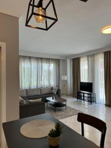 Damians Cozy Pool Apartment