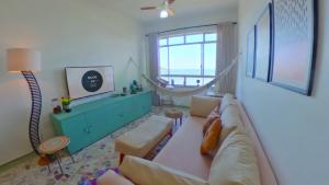 Book Santos - Enorme em frente a praia do Embaré