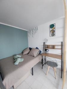 Appartements Studio lumineux 3 min Gare Houilles - RER A, Ligne L et J : photos des chambres