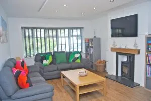 CartrefNumber64 - dog-friendly bungalow, 2 reception rooms - Brynteg
