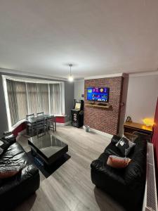 Giga Residential 4 Bedrooms, 8 guests , Near City Centre, Arcade Machine, Sky TV, Netflix, Free Wifi, Free Parking