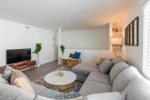 New DT Alhambra Family Vacation Home with King Bed - 阿罕布拉