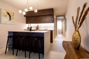 Castle Harbour Elegant 1-Bedroom Apartment - Heated Pool, Air Conditioning & Fiber Internet in Los Cristianos