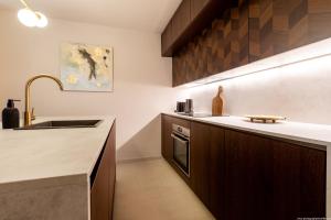 Castle Harbour Elegant 1-Bedroom Apartment - Heated Pool, Air Conditioning & Fiber Internet in Los Cristianos