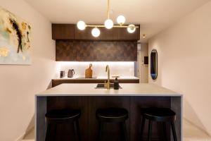 Castle Harbour Elegant 1-Bedroom Apartment - Heated Pool, Air Conditioning & Fiber Internet in Los Cristianos