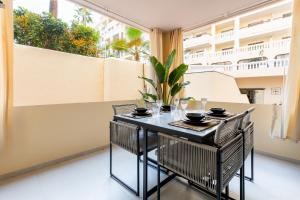 Castle Harbour Elegant 1-Bedroom Apartment - Heated Pool, Air Conditioning & Fiber Internet in Los Cristianos