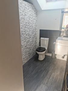 B&B / Chambres d'hotes Chambre double dans villa avec piscine salle de bains privee : photos des chambres